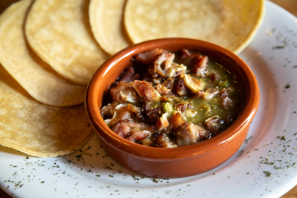 Plato de oreja en salsa verde de XAMACH en jornadas de la casquería de Madrid 2025